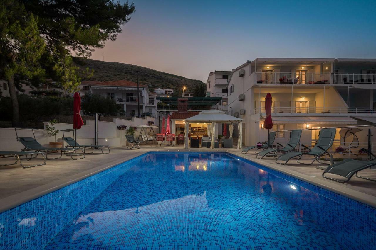 Gem Of The Sea Luxury Beach Apartment With Brand New Heating Infinity Pool تروغير المظهر الخارجي الصورة
